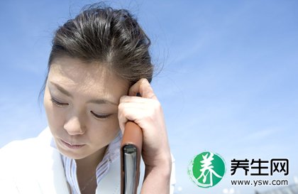 愁眉苦脸